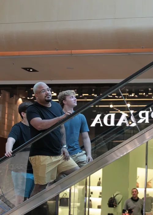 
					Luciano Huck surpreende ao surgir surfando em folga do Domingão; FOTOS
				
				