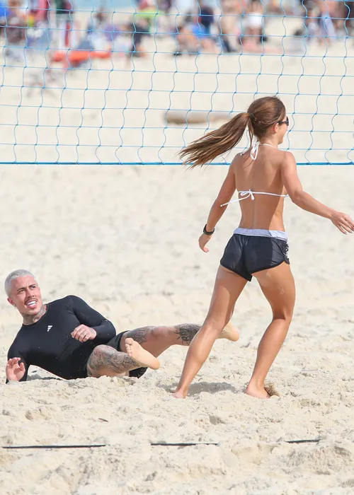 
					MC Daniel surge com Jade Picon em praia do Rio após término; FOTOS
				
				