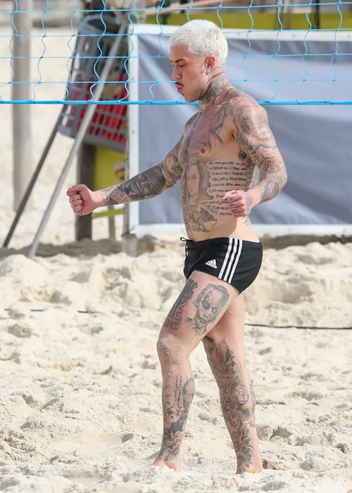 
					MC Daniel surge com Jade Picon em praia do Rio após término; FOTOS
				
				