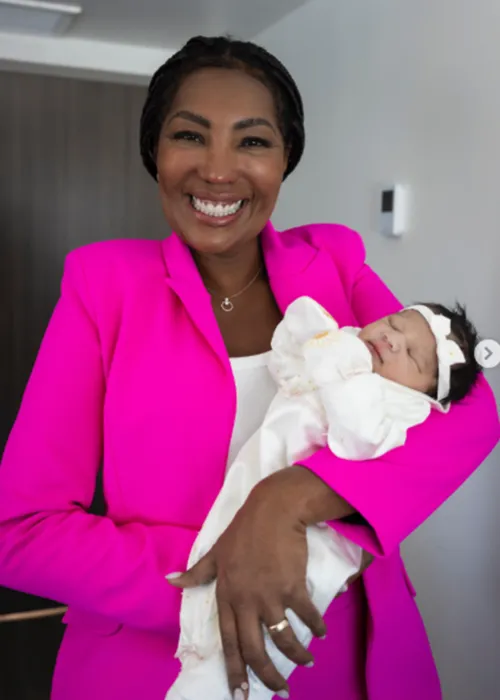 
				
					Mãe de Ludmilla posa com a neta Zuri e encanta web
				
				