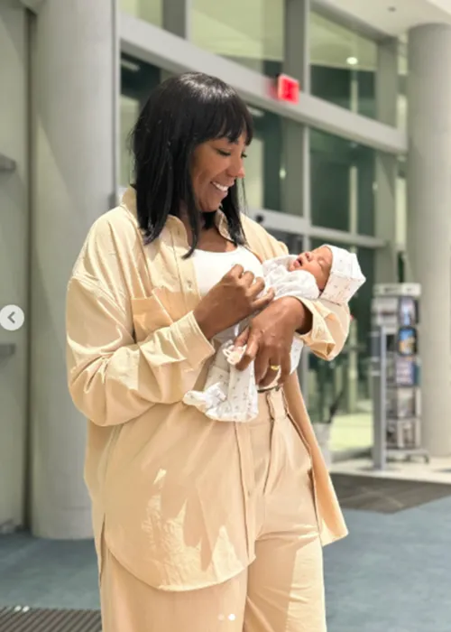 
				
					Mãe de Ludmilla posa com a neta Zuri e encanta web
				
				