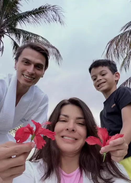 
					Mara Maravilha reata casamento com ator 21 anos mais novo
				
				