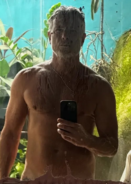 
					Marcello Novaes exibe foto nu e ator famoso reage: 'Tá perdoado'
				
				