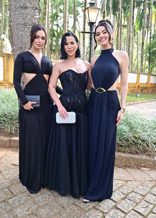   					Mari Fernandez e Júlia Ribeiro se casam na presença de famosos; FOTOS  				  				