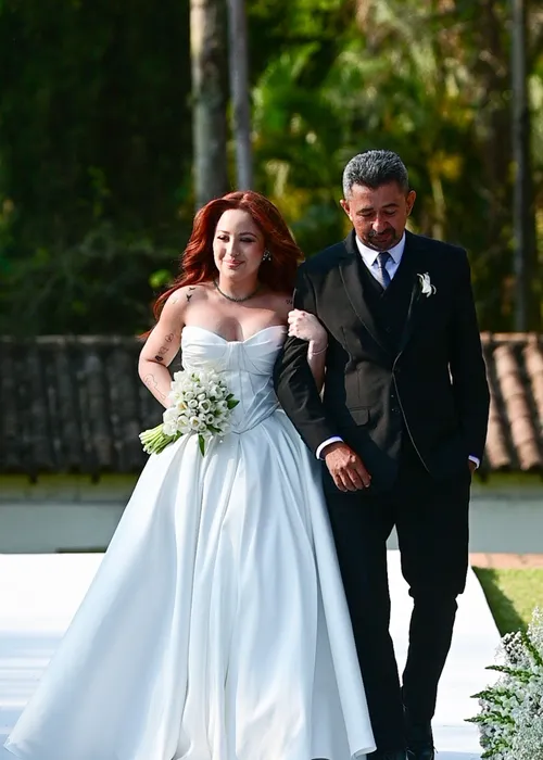   					Mari Fernandez e Júlia Ribeiro se casam na presença de famosos; FOTOS  				  				