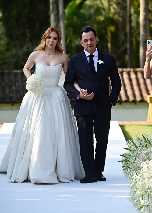   					Mari Fernandez e Júlia Ribeiro se casam na presença de famosos; FOTOS  				  				