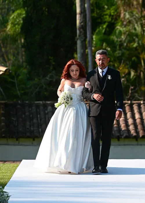   					Mari Fernandez e Júlia Ribeiro se casam na presença de famosos; FOTOS  				  				