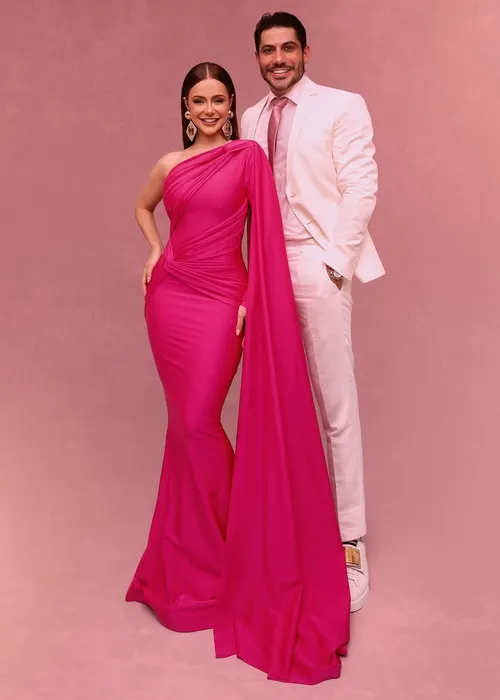 
					Mirela Janis e Yugnir debocham de rumores de término: 'Rindo'
				
				