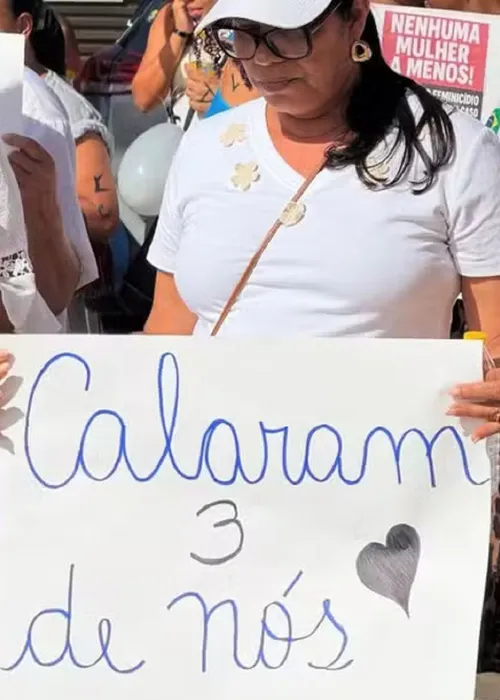 
					Mortes de três mulheres em praia turística da Bahia geram indignação
				
				