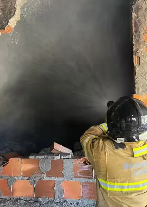 
					Mulher é socorrida em helicóptero após incêndio em casa na Bahia
				
				