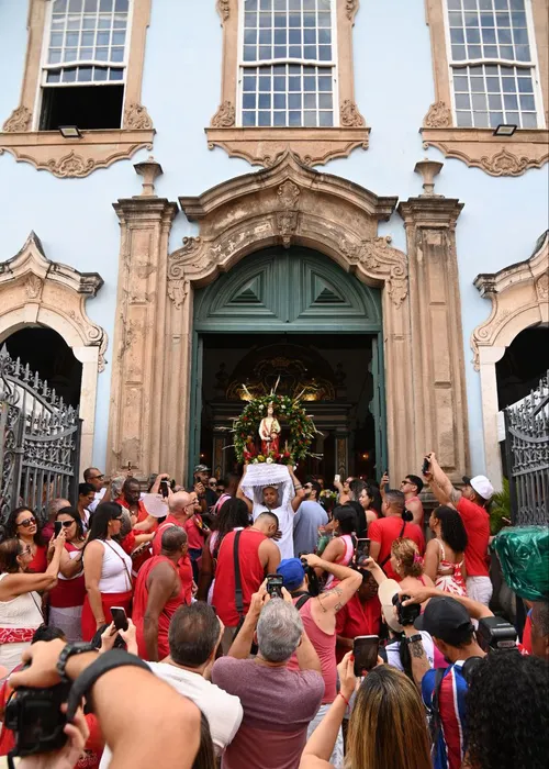 
					Multidão celebra Santa Bárbara com fé e devoção no Centro de Salvador
				
				