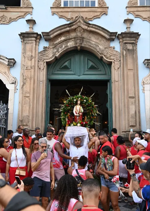 
					Multidão celebra Santa Bárbara com fé e devoção no Centro de Salvador
				
				