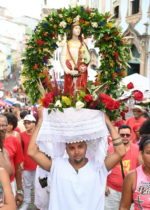 
					Multidão celebra Santa Bárbara com fé e devoção no Centro de Salvador
				
				