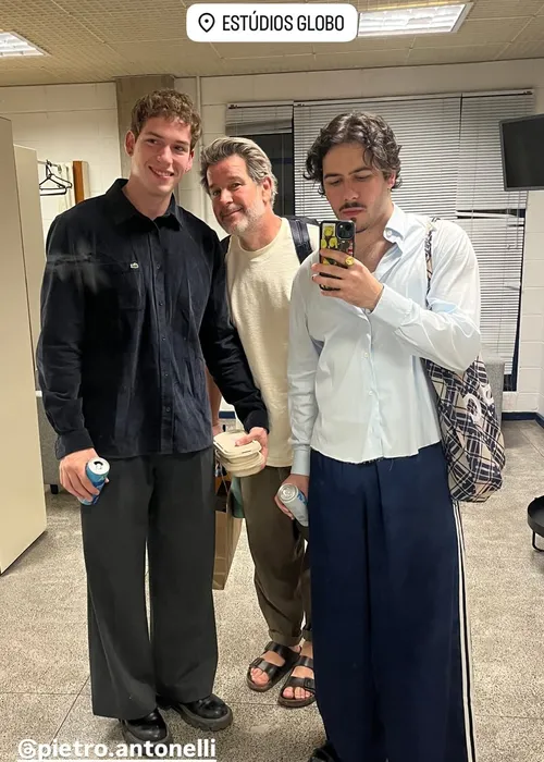 
					Murilo Benício surge ao lado dos dois filhos em clique raro
				
				