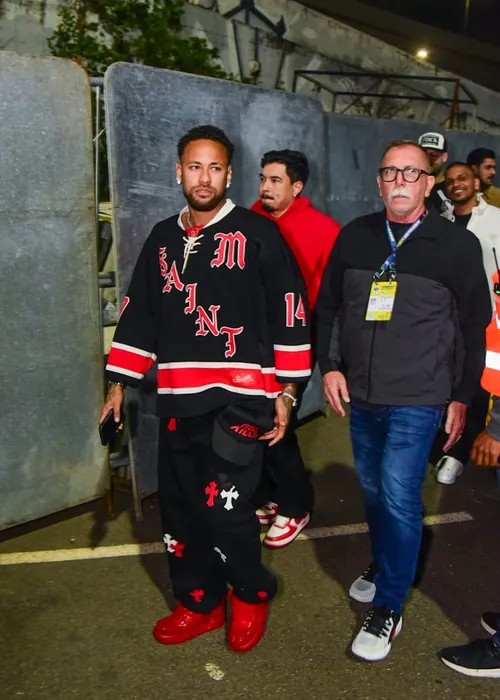 
					NFL no Brasil reúne time de famosos com Neymar, Huck e mais; FOTOS
				
				