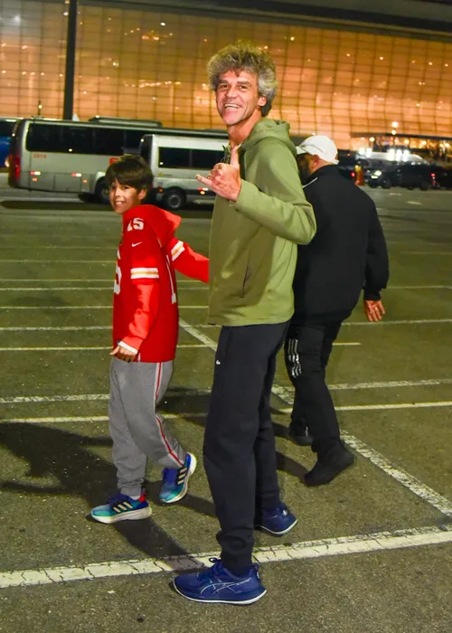 
					NFL no Brasil reúne time de famosos com Neymar, Huck e mais; FOTOS
				
				