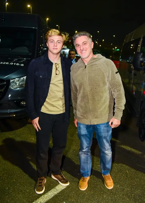 
					NFL no Brasil reúne time de famosos com Neymar, Huck e mais; FOTOS
				
				