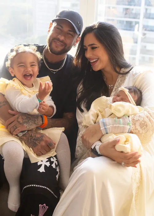 
				
					Neymar e Biancardi revelam primeiras fotos de Mel, 2ª filha do casal
				
				