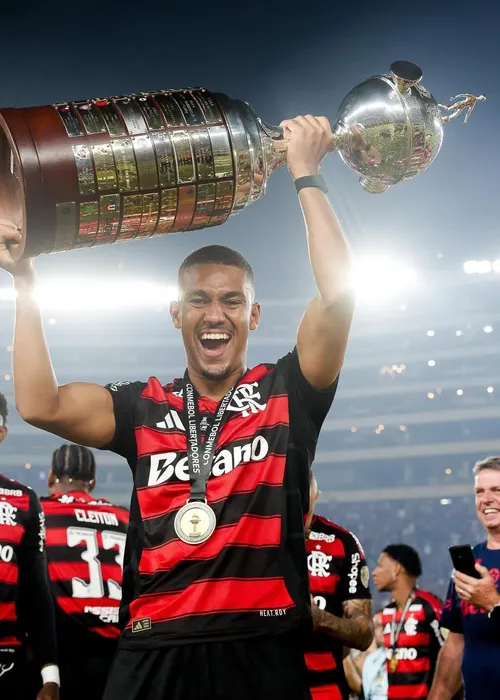 
					Nicole Bahls surge em clima íntimo com atacante do Flamengo em festa
				
				