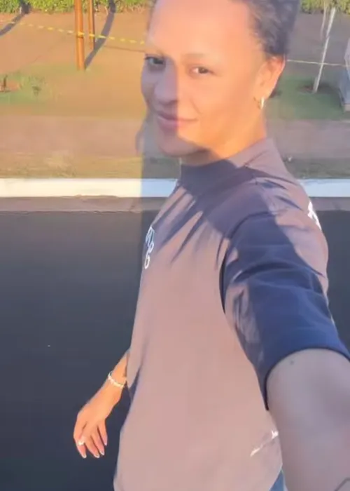 
					Pabllo Vittar preocupa após pular na plateia e cair no chão em show
				
				