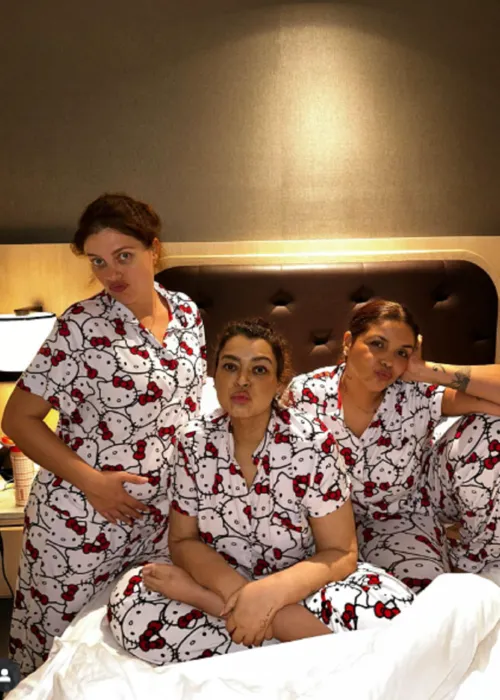 
					Preta Gil celebra 'festa do pijama' com amigas durante tratamento
				
				