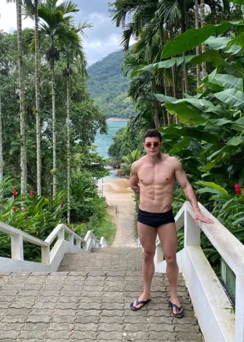 
					Assumidos? Carlinhos Maia provoca ao aparecer com affair João Also
				
				