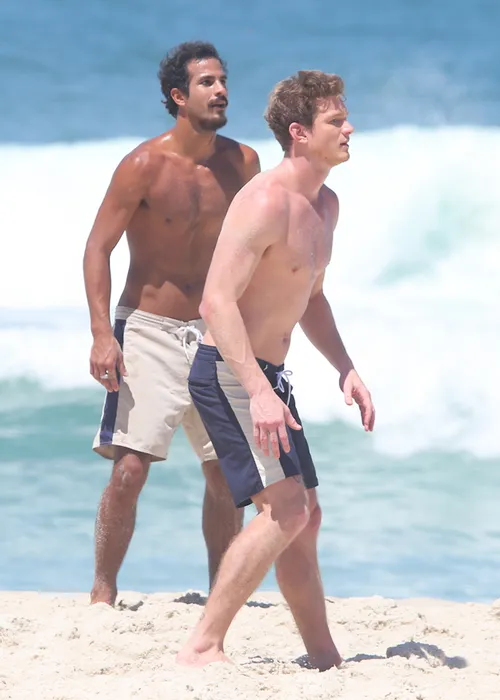 
					Marcello Novaes e filhos posam sem camisa em folga de 'Dona de Mim'
				
				