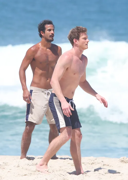 
					Marcello Novaes e filhos posam sem camisa em folga de 'Dona de Mim'
				
				