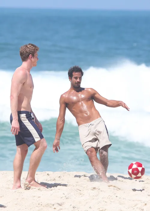 
					Marcello Novaes e filhos posam sem camisa em folga de 'Dona de Mim'
				
				