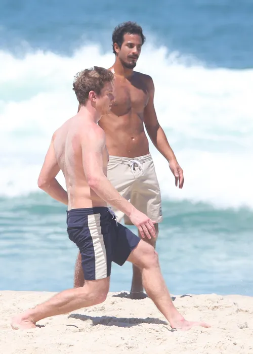 
					Marcello Novaes e filhos posam sem camisa em folga de 'Dona de Mim'
				
				