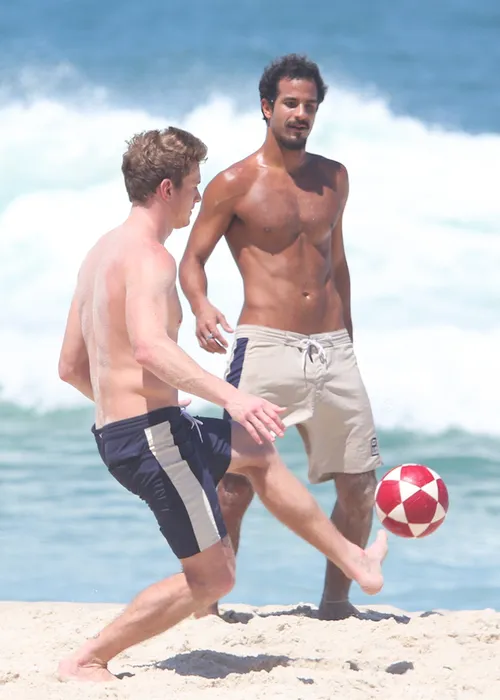 
					Marcello Novaes e filhos posam sem camisa em folga de 'Dona de Mim'
				
				