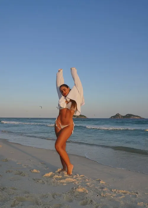
					Quem são as modelos apontadas como affairs de Vini Jr em foto na praia
				
				