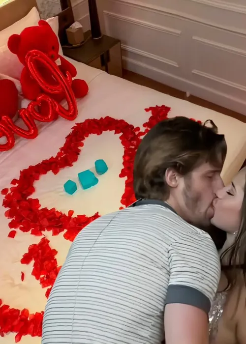 
					Record faz piada com namoro de Michelle e Shia em A Fazenda 17
				
				