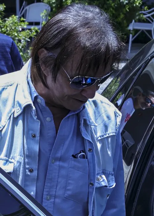 
					Roberto Carlos surge abatido no velório da irmã, Norma Braga; veja
				
				