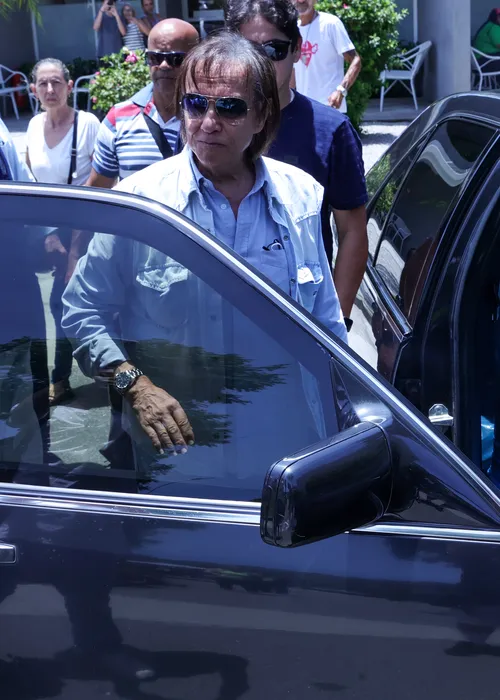 
					Roberto Carlos surge abatido no velório da irmã, Norma Braga; veja
				
				