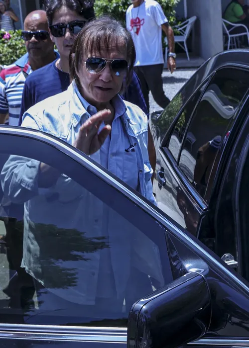 
					Roberto Carlos surge abatido no velório da irmã, Norma Braga; veja
				
				