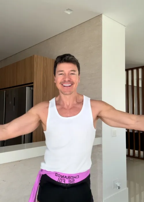   					Rodrigo Faro surge dançando de cueca e Ivete Sangalo reage  				  				