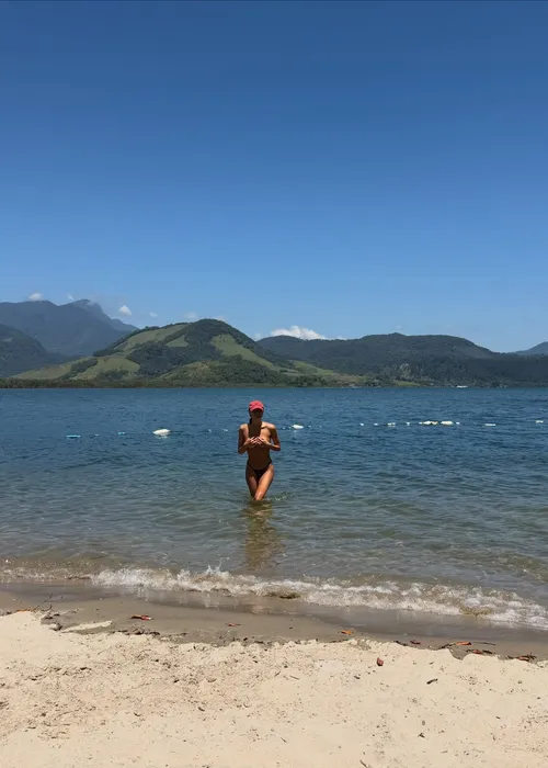 
					Sasha Meneghel ousa em clique e aparece fazendo topless em praia
				
				