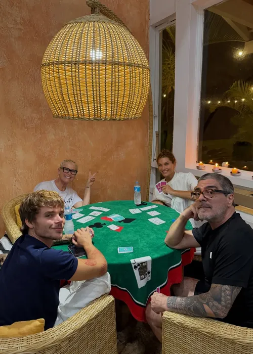 
					Sasha Meneghel ousa em clique e aparece fazendo topless em praia
				
				