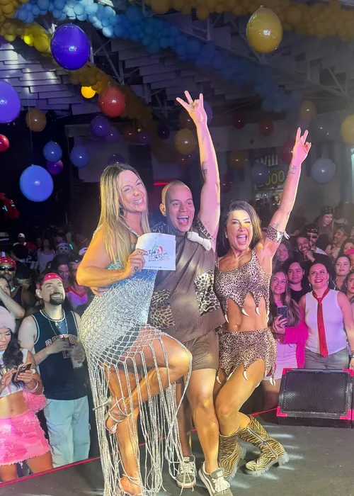 
					Scheila Carvalho surpreende Carla Perez em reencontro no palco; vídeo
				
				