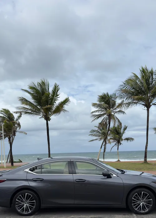 
					Sofisticação, suavidade e tecnologia híbrida: test drive do ES300h
				
				