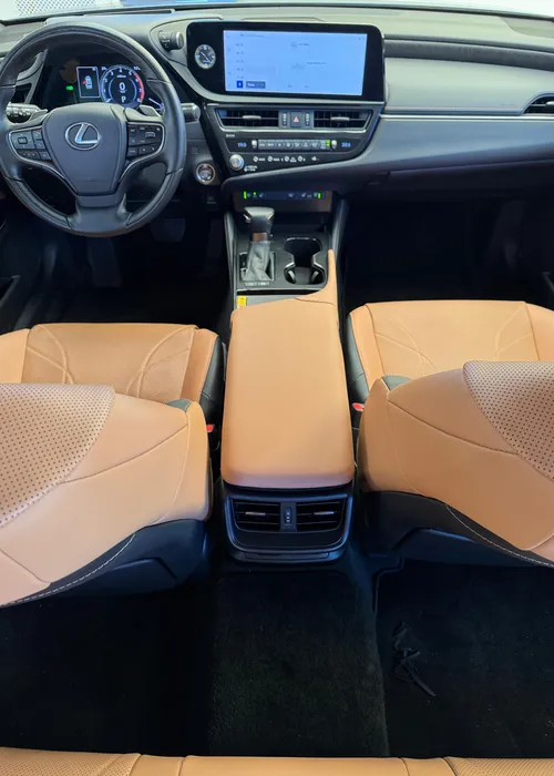 
					Sofisticação, suavidade e tecnologia híbrida: test drive do ES300h
				
				