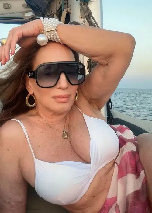 
					Susana Vieira rouba a cena de biquíni aos 83 anos em praia da Grécia
				
				