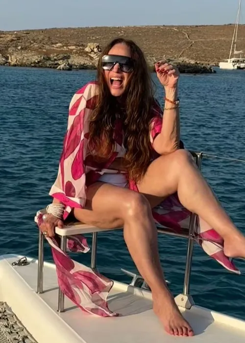 
					Susana Vieira rouba a cena de biquíni aos 83 anos em praia da Grécia
				
				