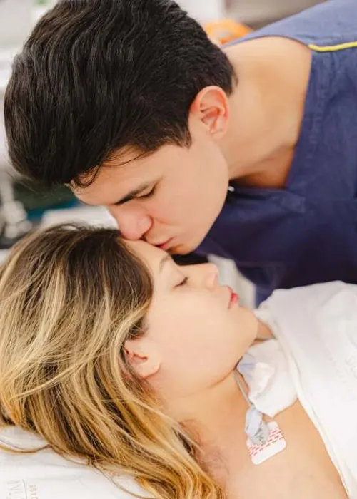 
					Tom Cavalcante se emociona com nascimento da neta, Antonella; veja
				
				