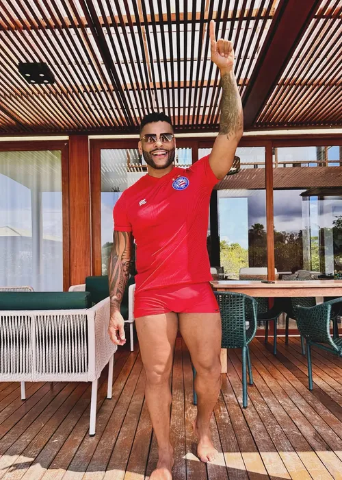 
					Tony Salles rouba a cena com foto de sunga e incendeia web: 'Dei zoom'
				
				