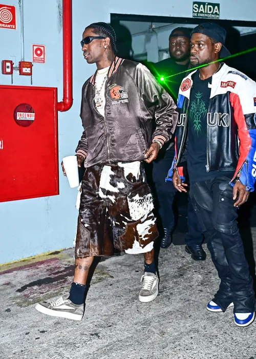
					Travis Scott expulsa Fiuk de área VIP e carro dele atinge famosos
				
				