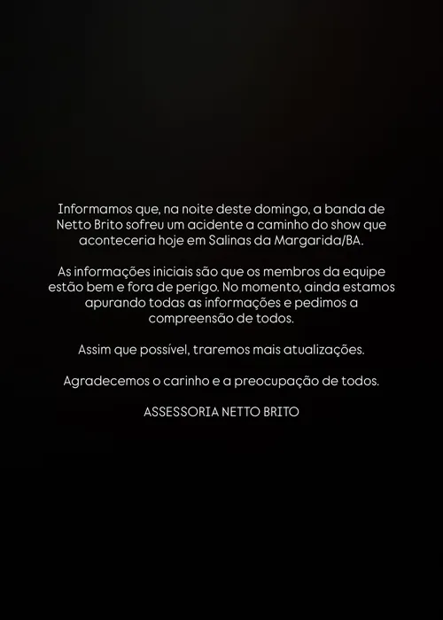 
					Três pessoas morrem em batida de ônibus com equipe de cantor baiano
				
				