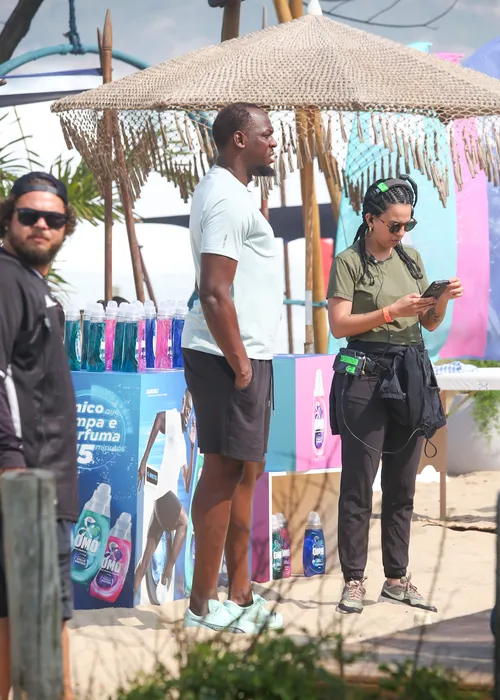 
					Usain Bolt grava cenas de 'Vale Tudo' com Cauã Reymond em praia do Rio
				
				