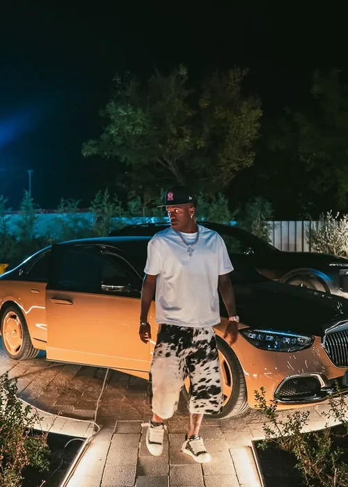 
					Vini Jr exibe carro de luxo com 150 exemplares e valor astronômico
				
				